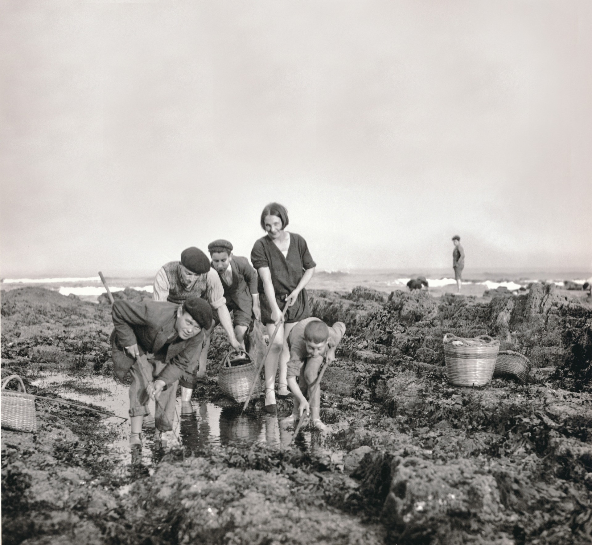 Imagen de mariscadoras en la costa de Gijón